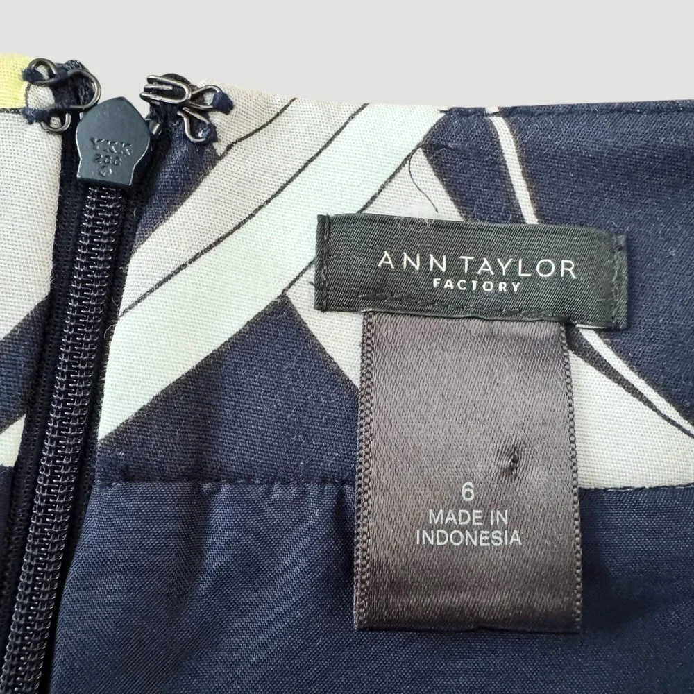 Ann Taylor Factory Navy‎ Calla Lily Floral Pencil Skirt Size 6 8 Mod Career Bold